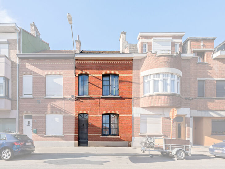 This house with three spacious bedrooms and a garden is excellently located near the centre of Vilvoorde, with plenty of amenities nearby.

LAYOUT:
On the ground floor, we enter the house through an entrance hall with a staircase leading to the first floo