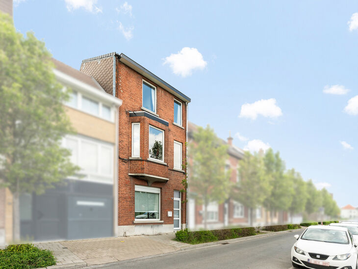 This move-in ready home with no fewer than 5 bedrooms is ideally located in a quiet one-way street, close to a wide range of amenities.

Set on a 476 m&sup2; plot, the property features a pleasant garden with multiple terraces. At the rear, there is also a tw
