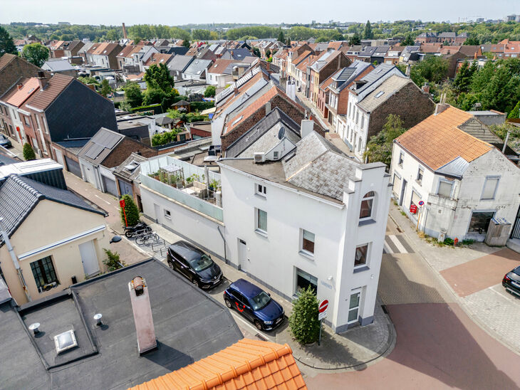 This spacious and centrally located property in the heart of Zaventem offers 3 full-sized bedrooms, with the possibility to create a 4th bedroom, 2 living areas, 2 bathrooms, and a multi-purpose room on the ground floor.
A key highlight is the impressive 