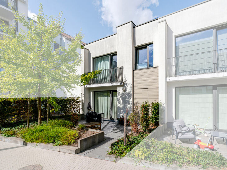 Deze recente gezinswoning met twee slaapkamers en een aangenaam terras/tuin is rustig gelegen aan de achterzijde van een residentieel gebouw, midden in het centrum van Brussel. De woning maakt deel uit van een verzorgde mede-eigendom en beschikt over een 