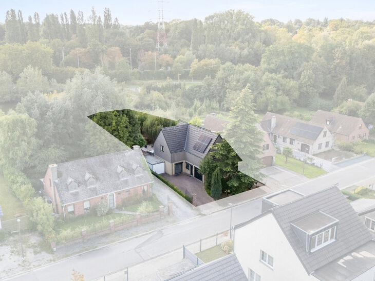 Deze gezinswoning met 4 slaapkamers en 2 badkamers is gelegen in een rustige, residenti&euml;le wijk met weinig verkeer.&nbsp;
De woning beschikt over een ruime, zuidwestelijk geori&euml;nteerde tuin met een groen en landelijk uitzicht.&nbsp;
Dankzij de gunstige ligging 
