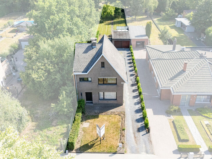 Deze ruime en instapklare woning met drie slaapkamer is uitstekend gelegen op een perceel van maar liefst 10a 60ca en biedt een vlotte verbinding naar zowel Mechelen als Brussel.

Indeling van de woning
Gelijkvloers

Bij binnenkomst via de inkomhal tref j