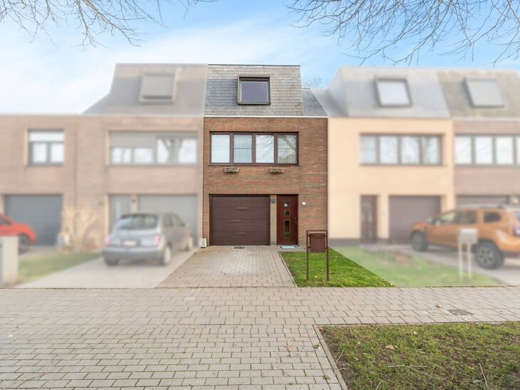 Deze ruime instapklare woning beschikt over 2 ruime slaapkamers en 1 badkamer en is gelegen op een perceel van 1a 55ca met een tuin. De woning bevindt zich in een residenti&euml;le woonwijk.

INDELING:
Op het gelijkvloers bevindt zich een ruime garage met ele