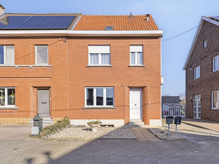 Deze goed gelegen eengezinswoning met ruime tuin en garage/werkplaats ligt op een perceel van 736 m² en bestaat uit twee delen.

Het hoofdgebouw is een volledige gezinswoning met 3 slaapkamers en 1 badkamer. Achteraan bevindt zich een aparte wooneenheid 