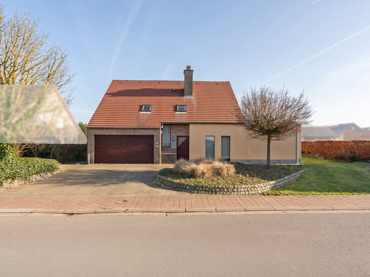 Deze ruime villa met maar liefst 5 slaapkamers en 3 badkamers is gelegen in een residenti&euml;le woonwijk, op een perceel van 15a85ca.

Bij het betreden van de woning komt men in de inkomhal met apart gastentoilet. In 2002 werd de woning uitgebreid met een a