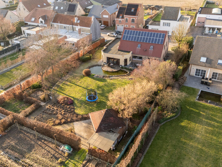 Deze ruime villa met maar liefst 5 slaapkamers en 3 badkamers is gelegen in een residenti&euml;le woonwijk, op een perceel van 15a85ca.

Bij het betreden van de woning komt men in de inkomhal met apart gastentoilet. In 2002 werd de woning uitgebreid met een a