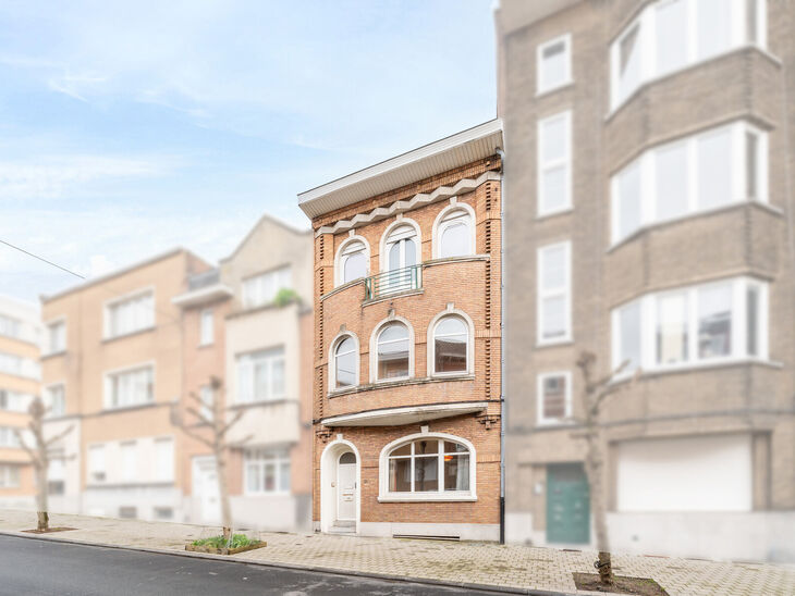 Cet immeuble de rapport compos&eacute; de 3 unit&eacute;s de logement reconnues b&eacute;n&eacute;ficie d'une excellente situation dans un quartier r&eacute;sidentiel recherch&eacute; d'Anderlecht, &agrave; distance de marche du Parc des &Eacute;tangs et du Parc Astrid.

Chaque unit&eacute; dispose de compte