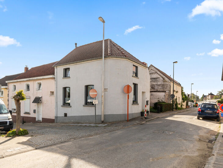 Cette charmante maison d'angle de deux chambres allie une disposition pratique &agrave; un cadre de vie agr&eacute;able. Gr&acirc;ce &agrave; sa situation en angle, elle b&eacute;n&eacute;ficie d'une belle luminosit&eacute; naturelle et d'un acc&egrave;s ais&eacute;. Elle dispose &eacute;galement d'une cave et d'