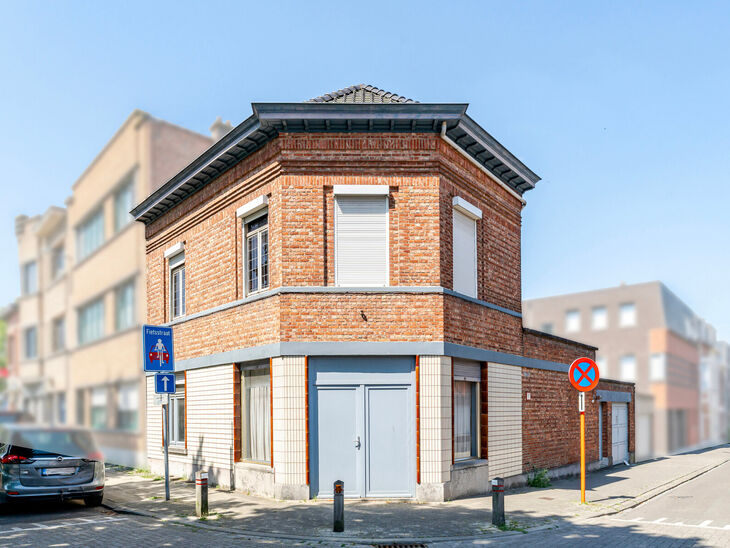 Cette maison d'angle avec 3 chambres et un garage est id&eacute;alement situ&eacute;e, &agrave; quelques pas du centre de Machelen.

DISPOSITION:
Au rez-de-chauss&eacute;e se trouve l'ancien commerce de boucherie. Vous y trouverez &eacute;galement une spacieuse salle &agrave; manger ou un b