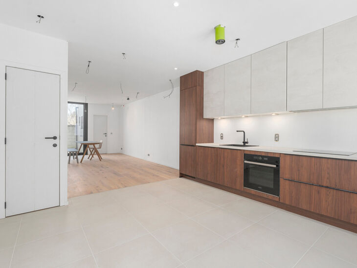 Cette maison avec 2 grandes chambres et une terrasse a &eacute;t&eacute; enti&egrave;rement r&eacute;nov&eacute;e avec des mat&eacute;riaux de haute qualit&eacute;.
Elle est situ&eacute;e dans un quartier r&eacute;sidentiel &agrave; Peutie (Vilvorde).

La composition est la suivante : Au rez-de-chauss&eacute;e se trouve