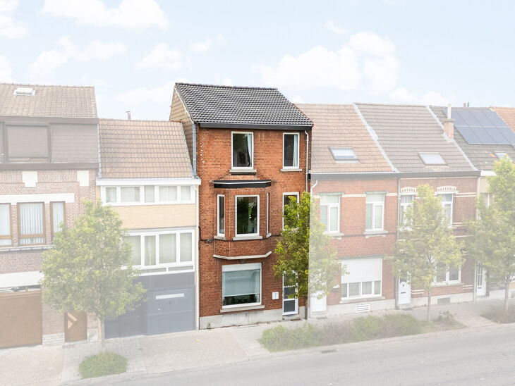 Cette maison pr&ecirc;te &agrave; emm&eacute;nager, offrant pas moins de 5 chambres, b&eacute;n&eacute;ficie d&rsquo;une excellente situation dans une rue &agrave; sens unique au calme, &agrave; proximit&eacute; imm&eacute;diate de nombreuses commodit&eacute;s.

Implant&eacute;e sur un terrain de 4a 76ca, elle dispose d&rsquo;