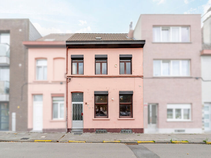 Cette spacieuse maison familiale est situ&eacute;e &agrave; proximit&eacute; du centre de Vilvorde et dispose de pas moins de 5 chambres, d&rsquo;un grenier suppl&eacute;mentaire, d&rsquo;une cave et d&rsquo;une terrasse. Gr&acirc;ce &agrave; ses beaux volumes et &agrave; ses diff&eacute;rents niveaux, la maison 