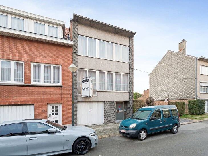 Cette solide maison de trois chambres b&eacute;n&eacute;ficie d&rsquo;un excellent emplacement &agrave; proximit&eacute; des transports en commun et de nombreuses commodit&eacute;s. Un atout majeur est son accessibilit&eacute; ais&eacute;e vers Bruxelles et le Ring de Bruxelles (R0). La maison dispos