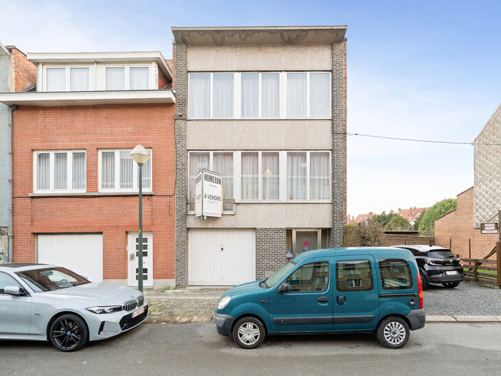 Cette solide maison de trois chambres b&eacute;n&eacute;ficie d&rsquo;un excellent emplacement &agrave; proximit&eacute; des transports en commun et de nombreuses commodit&eacute;s. Un atout majeur est son accessibilit&eacute; ais&eacute;e vers Bruxelles et le Ring de Bruxelles (R0). La maison dispos