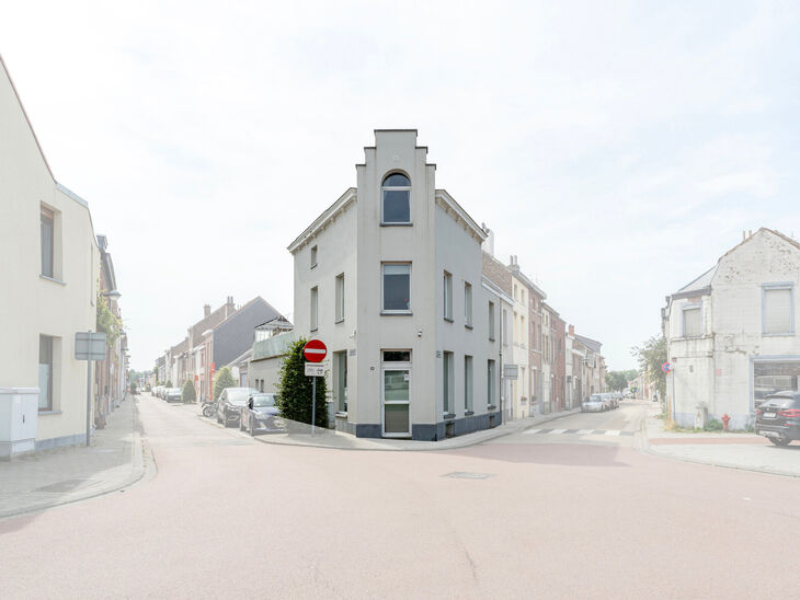 Cette spacieuse maison id&eacute;alement situ&eacute;e au c&oelig;ur de Zaventem offre 3 chambres &agrave; coucher de taille confortable, 
avec la possibilit&eacute; d&rsquo;en am&eacute;nager une 4ᵉ, 2 espaces de vie, 2 salles de bains ainsi qu&rsquo;un espace polyvalent au rez-de-chauss&eacute;e.
Un