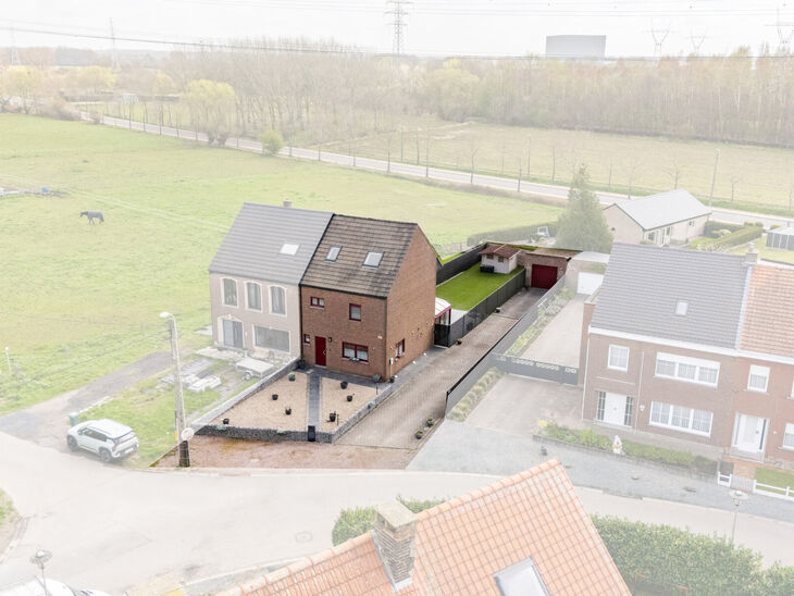 Cette spacieuse maison familiale avec 3 chambres, 2 salles de bains et plusieurs espaces de vie est id&eacute;alement situ&eacute;e dans un environnement rural, au sein d&rsquo;un quartier r&eacute;sidentiel calme &agrave; la fronti&egrave;re de Grimbergen.
Elle offre une combinaison parf