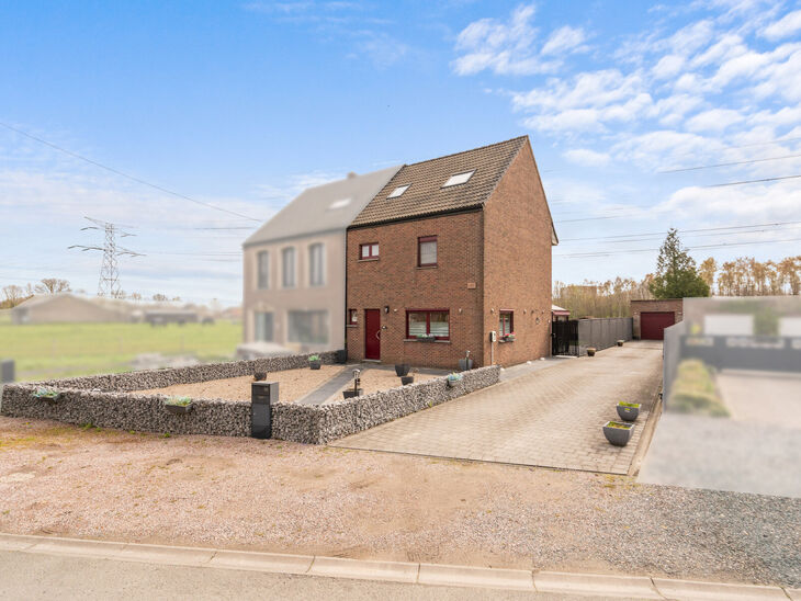 Cette spacieuse maison familiale avec 3 chambres, 2 salles de bains et plusieurs espaces de vie est id&eacute;alement situ&eacute;e dans un environnement rural, au sein d&rsquo;un quartier r&eacute;sidentiel calme &agrave; la fronti&egrave;re de Grimbergen.
Elle offre une combinaison parf