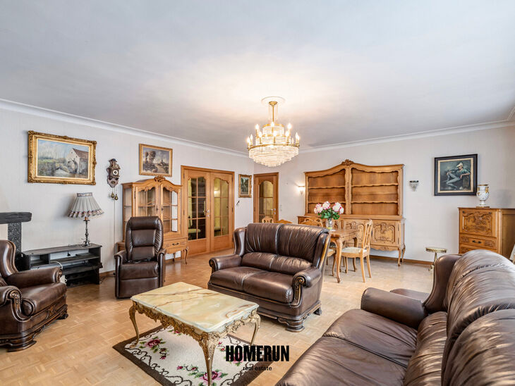 Cet appartement situ&eacute; au rez-de-chauss&eacute;e comprend 3 chambres, une v&eacute;randa, une cave privative ainsi qu'un emplacement de parking.

DISPOSITION:
Le hall d'entr&eacute;e central dessert l'ensemble des pi&egrave;ces de l'appartement.
Le parquet, parfaitement entreten