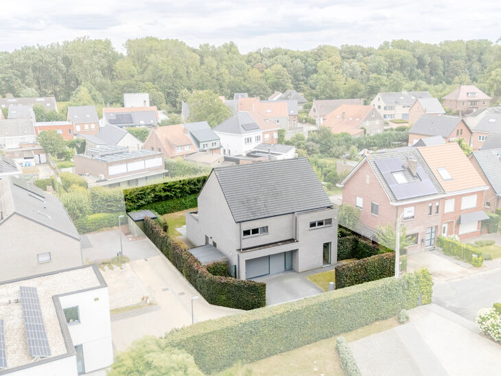 Deze prachtige, moderne gezinswoning met 4 slaapkamers, 2 badkamers, garage, dubbele autostaanplaats en tuin is uitstekend gelegen in een rustige, landelijke en autoluwe woonwijk.
De woning combineert een hedendaagse architectuur met royale leefruimtes, v